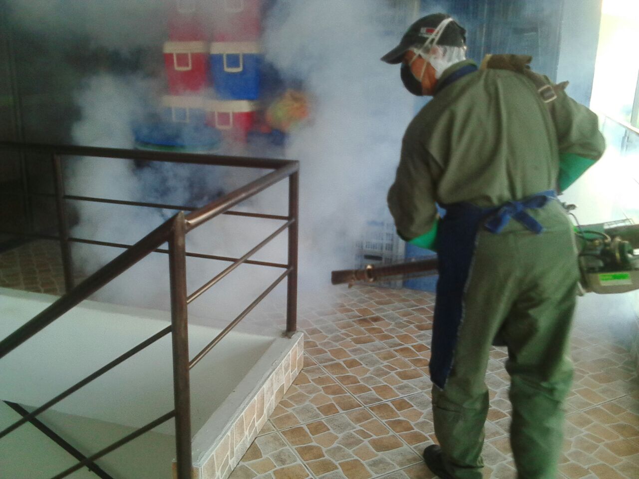 Técnico FIA fumigando interior de edificio