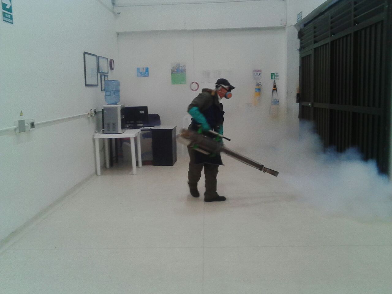 Técnico FIA fumigando oficina comercial