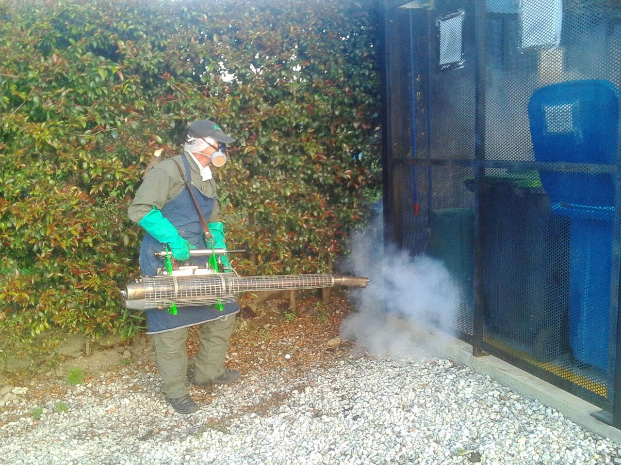 Técnico FIA fumigando zona exterior