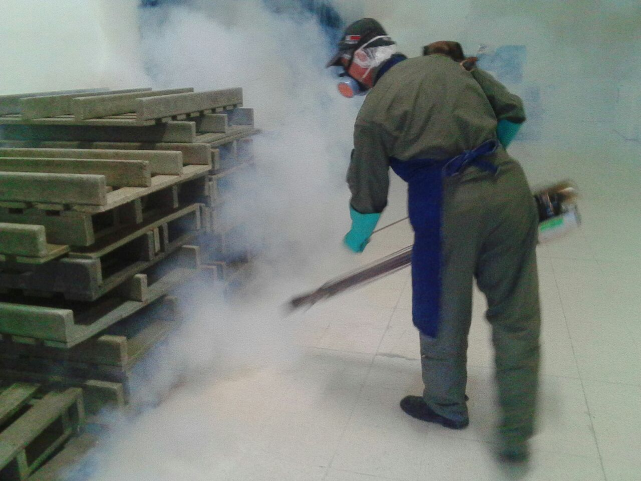 Técnico FIA fumigando bodega industrial